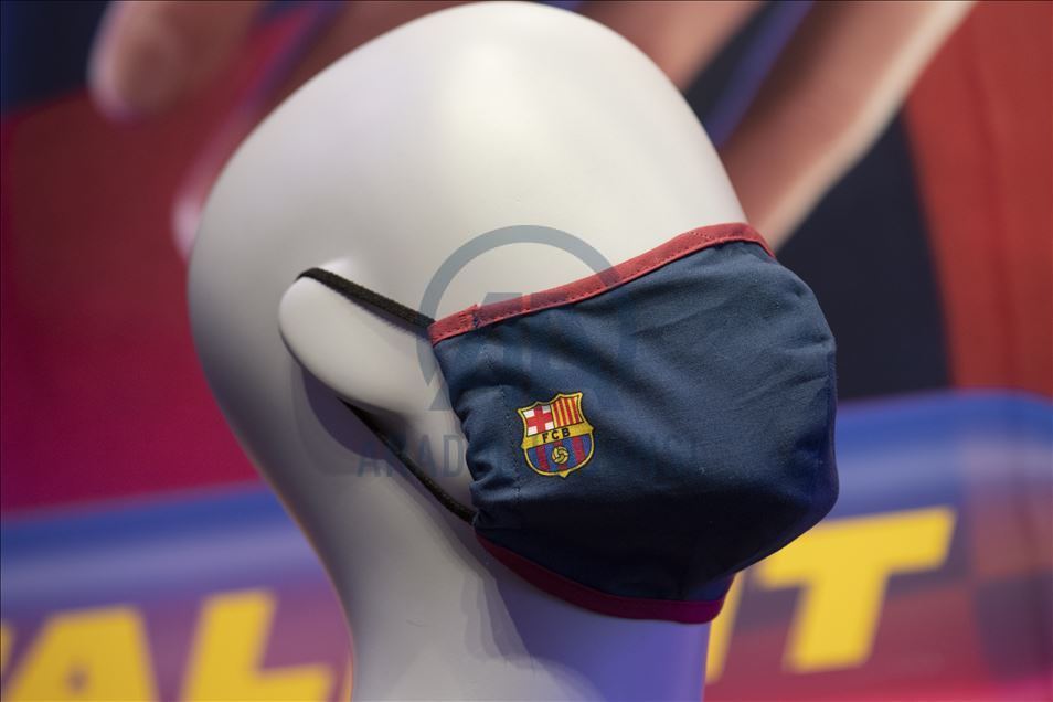 "Барселона" запустила в продажу медмаски с клубной символикой 10