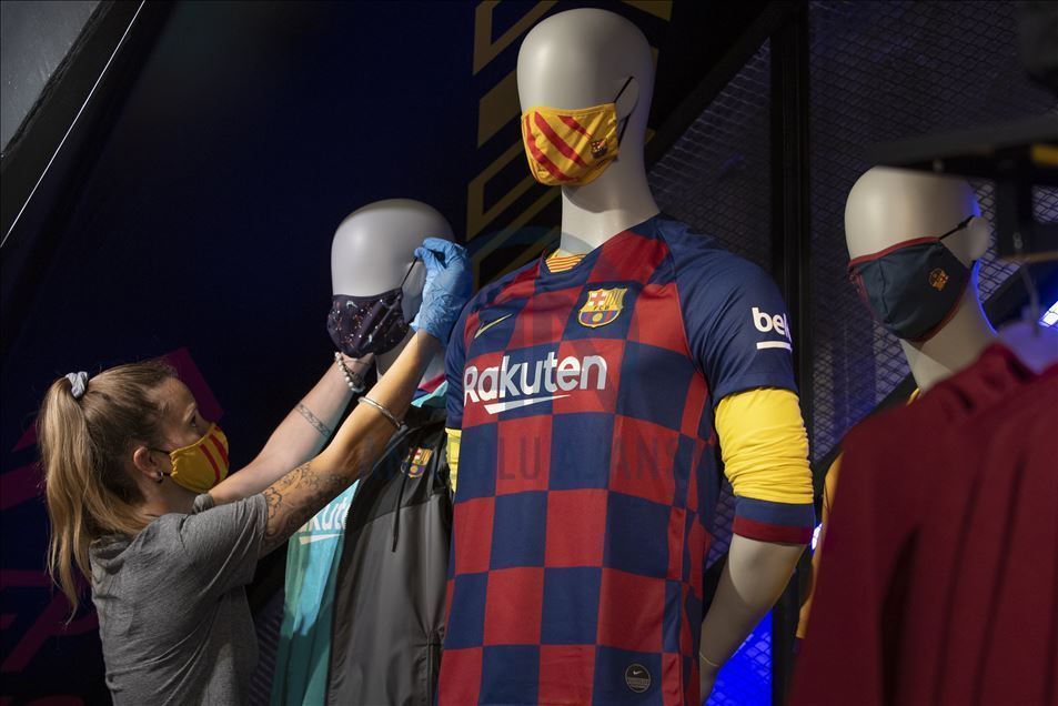 "Барселона" запустила в продажу медмаски с клубной символикой