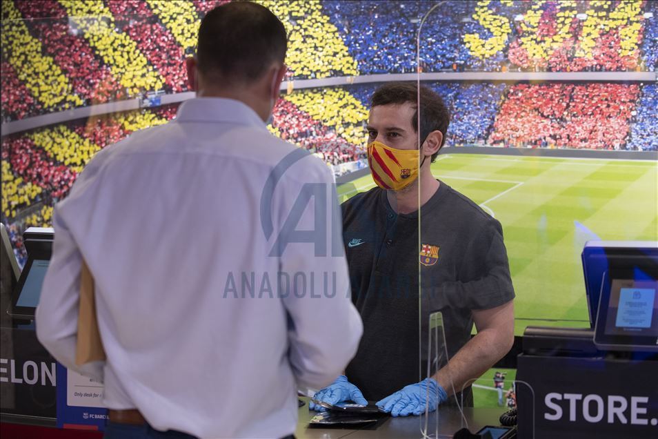 "Барселона" запустила в продажу медмаски с клубной символикой 16