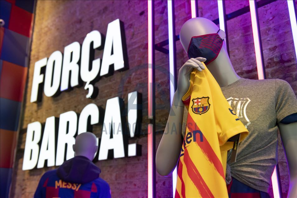 "Барселона" запустила в продажу медмаски с клубной символикой 15
