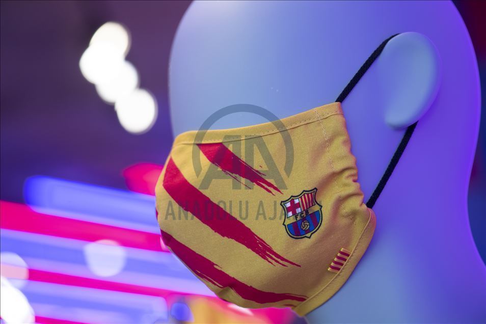 "Барселона" запустила в продажу медмаски с клубной символикой 11