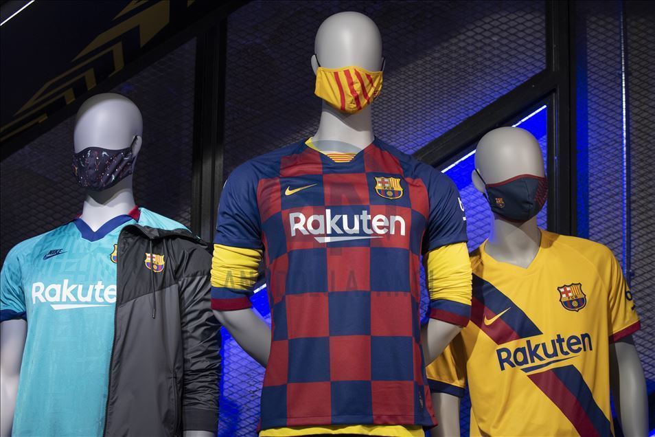 "Барселона" запустила в продажу медмаски с клубной символикой 5