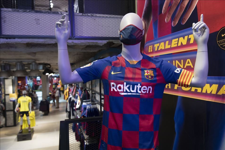 "Барселона" запустила в продажу медмаски с клубной символикой 18