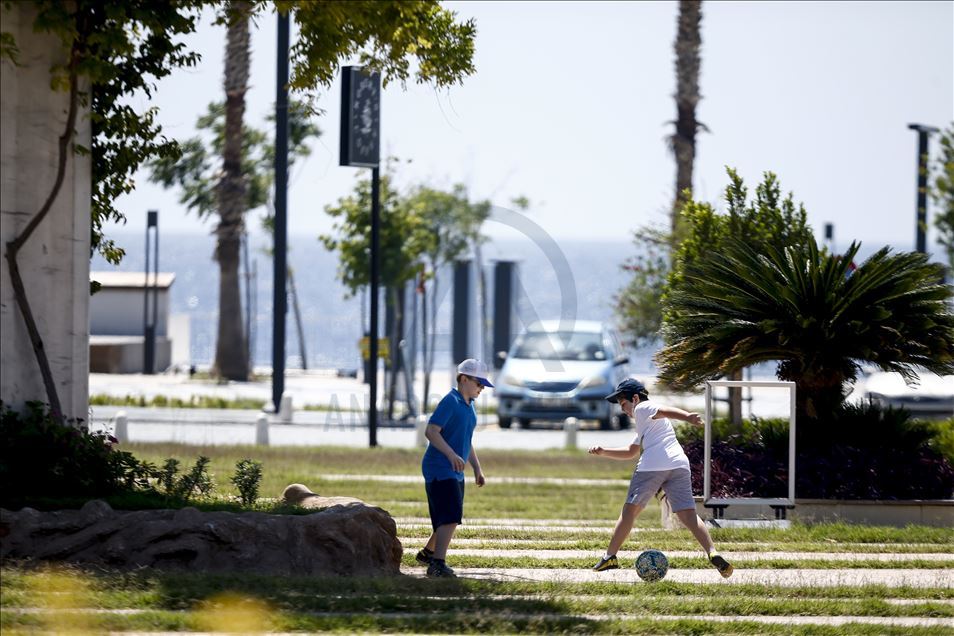 Antalya'da çocuklar güneşli havada gönüllerince eğlendi