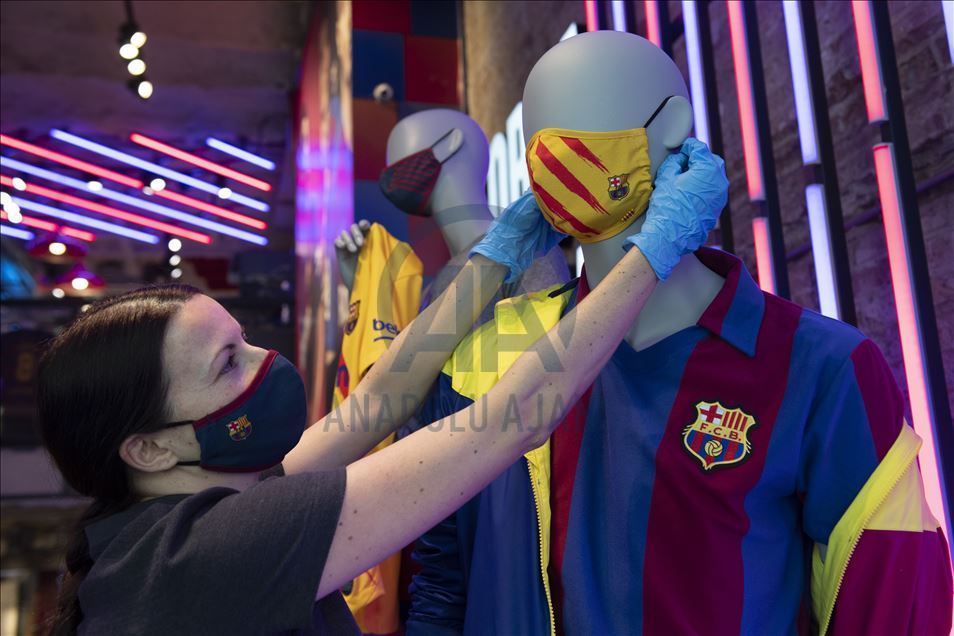 "Барселона" запустила в продажу медмаски с клубной символикой 6