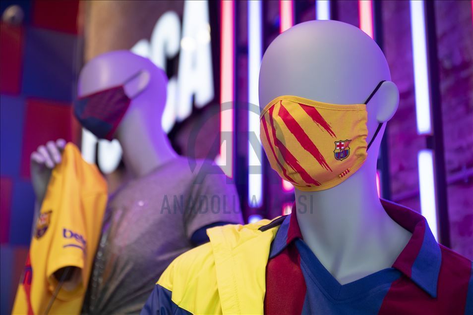 "Барселона" запустила в продажу медмаски с клубной символикой 13