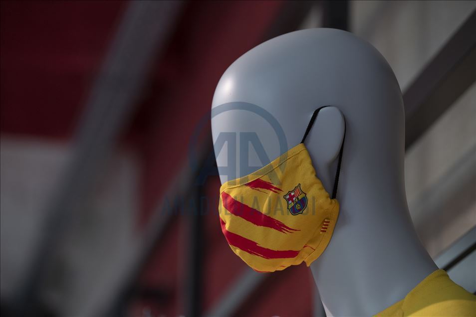"Барселона" запустила в продажу медмаски с клубной символикой 2