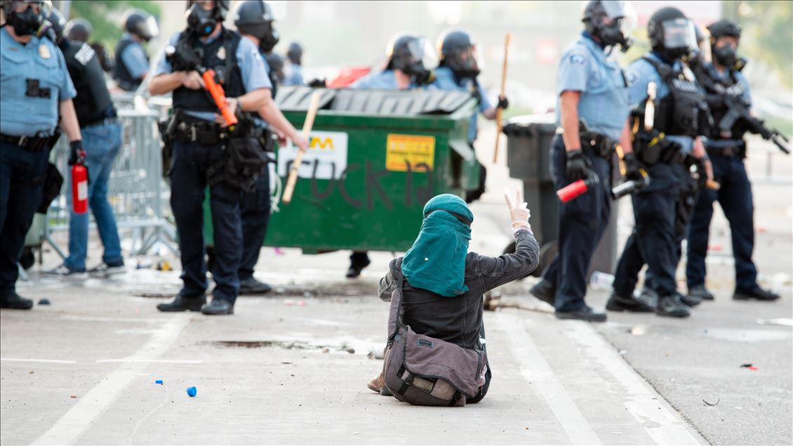 ABD'de siyahi Floyd'un polis şiddetiyle ölümünü protesto edenlere polisten gazlı müdahale