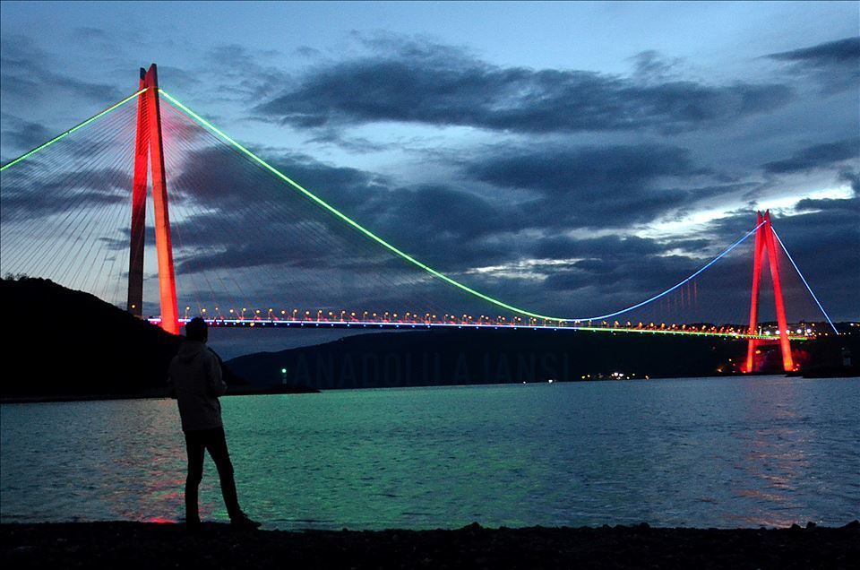 نورپردازی پل‌های معلق استانبول به رنگ پرچم آذربایجان