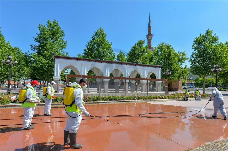 Başkentte dezenfekte edilen camilerde tek kullanımlık seccade ve maske dağıtılacak