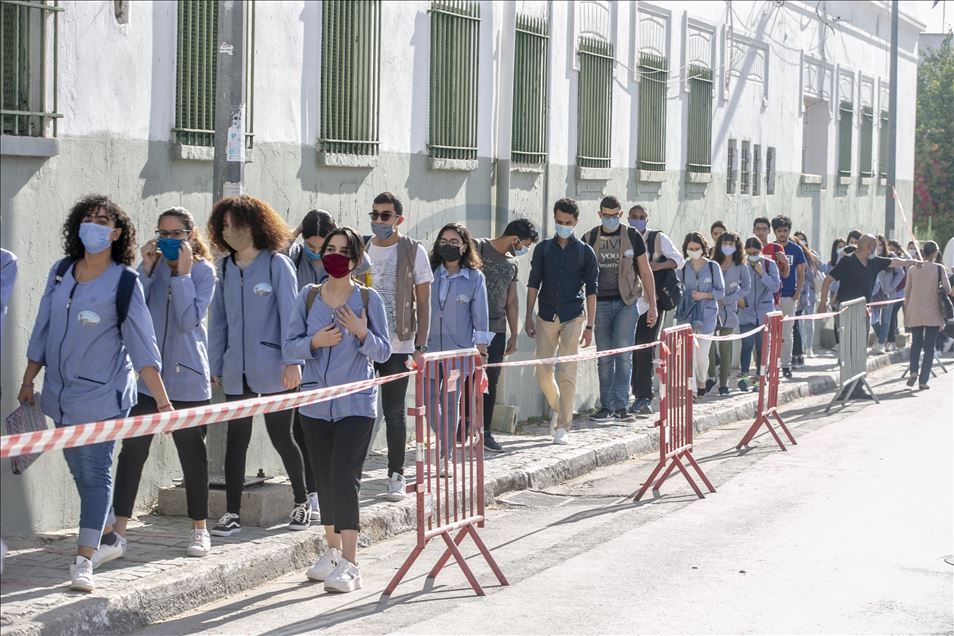 Tunus'ta okullar iki ay sonra açıldı