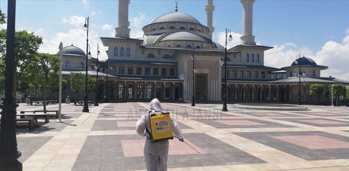 Başkentte dezenfekte edilen camilerde tek kullanımlık seccade ve maske dağıtılacak