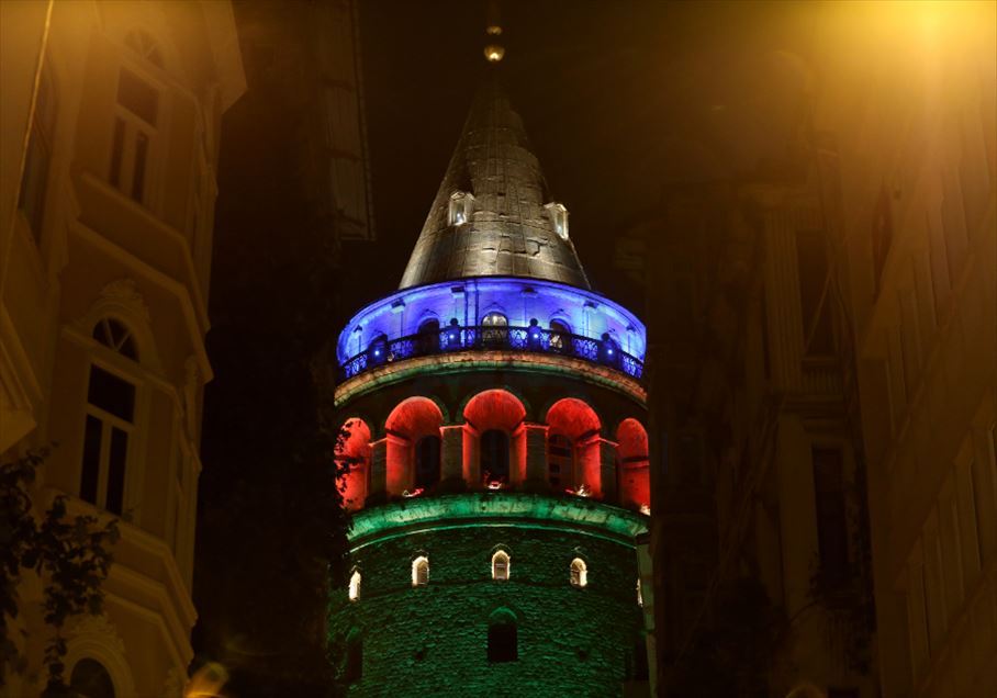 İstanbul'un köprüleri Azerbaycan bayrağı renklerine büründü 3