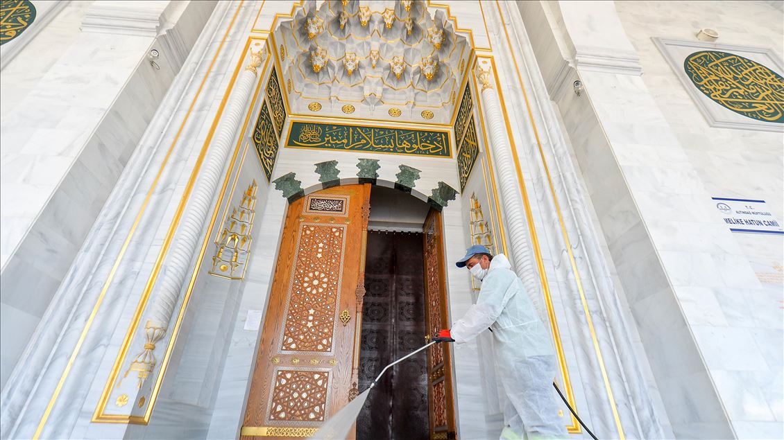 Başkentte dezenfekte edilen camilerde tek kullanımlık seccade ve maske dağıtılacak