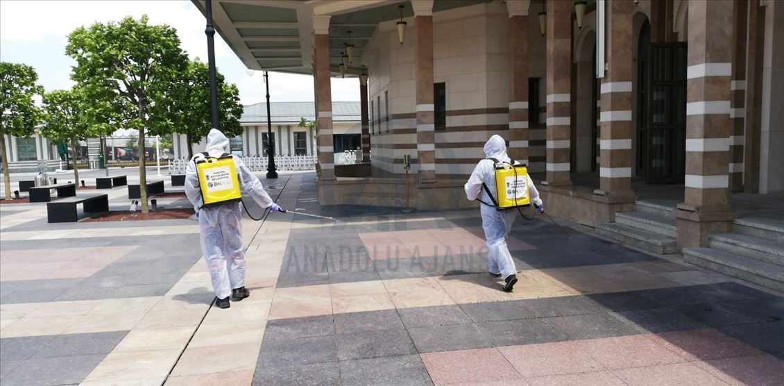 Başkentte dezenfekte edilen camilerde tek kullanımlık seccade ve maske dağıtılacak