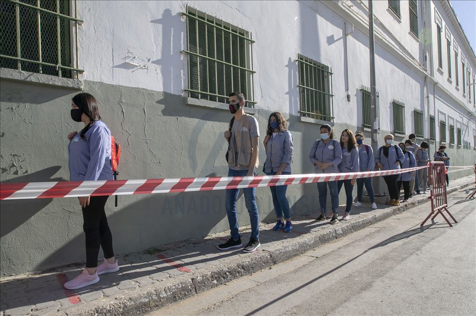 Tunus'ta okullar iki ay sonra açıldı