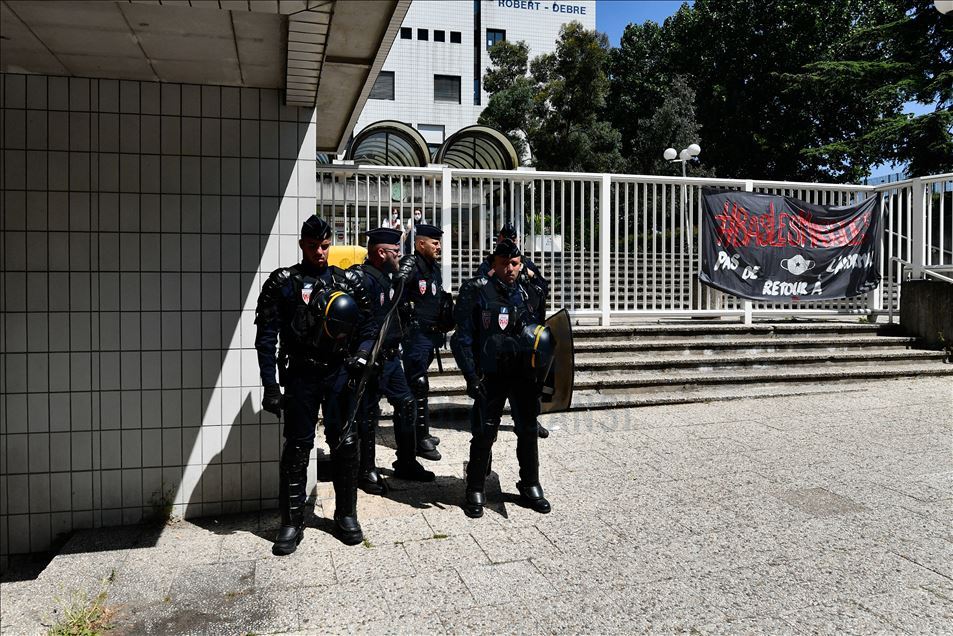 Fransa'da sağlık çalışanları gösteri düzenledi