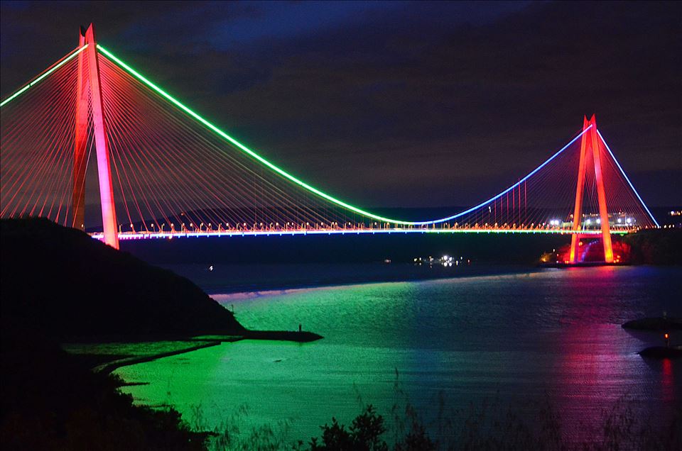 أُضيئت جسور إسطنبول التي تربط شطري 