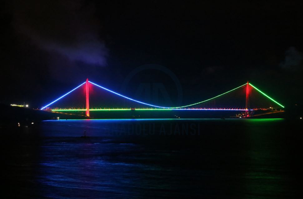 İstanbul'un köprüleri Azerbaycan bayrağı renklerine büründü 2