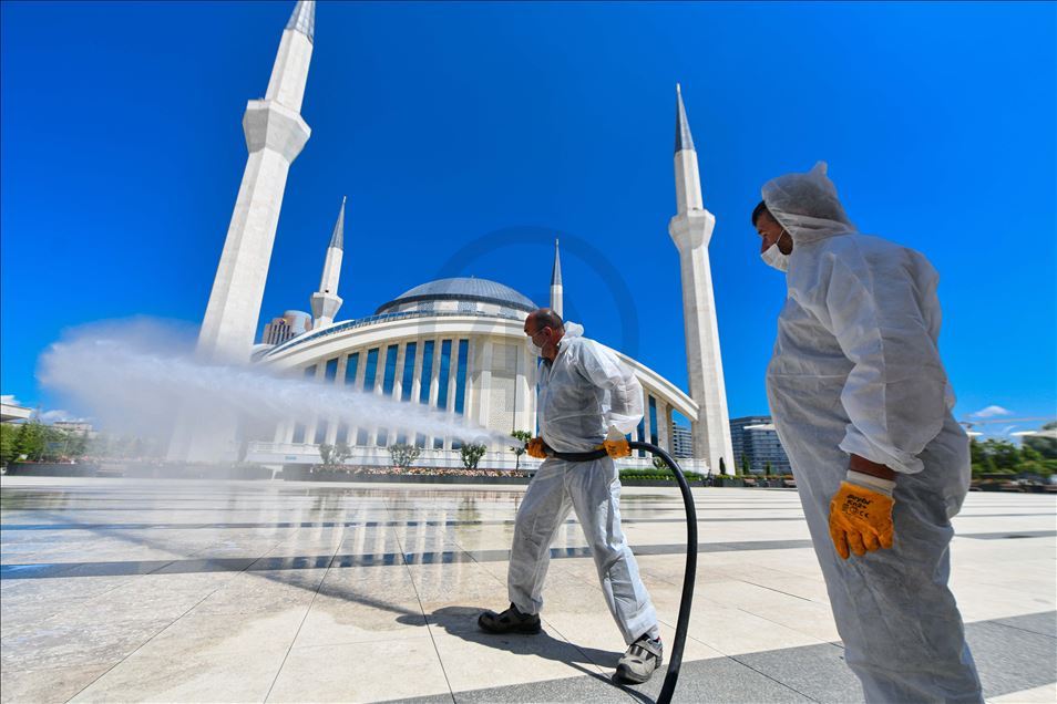 Başkentte dezenfekte edilen camilerde tek kullanımlık seccade ve maske dağıtılacak