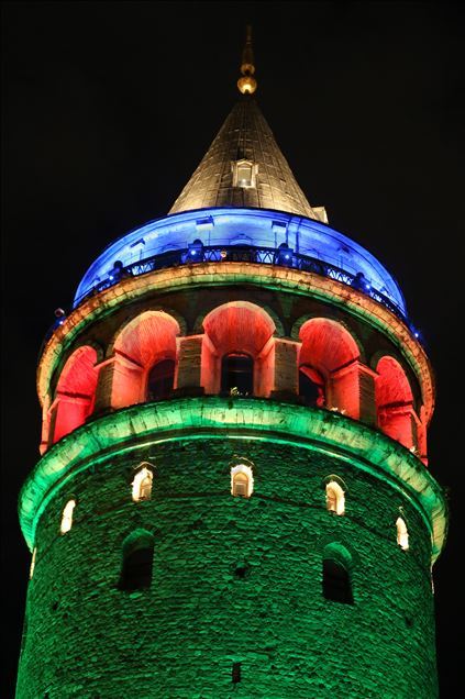 نورپردازی برج گالاتا و پل یاووز سلطان سلیم استانبول به رنگ پرچم آذربایجان