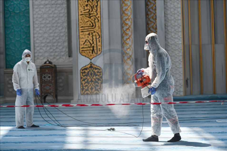 Başkentte dezenfekte edilen camilerde tek kullanımlık seccade ve maske dağıtılacak