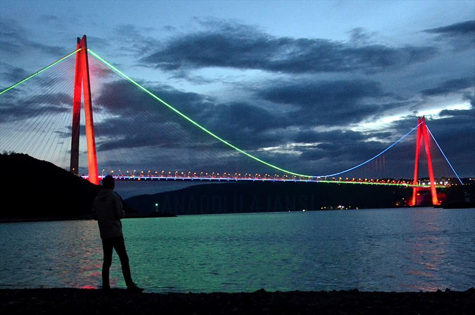İstanbul'un köprüleri Azerbaycan bayrağı renklerine büründü 5