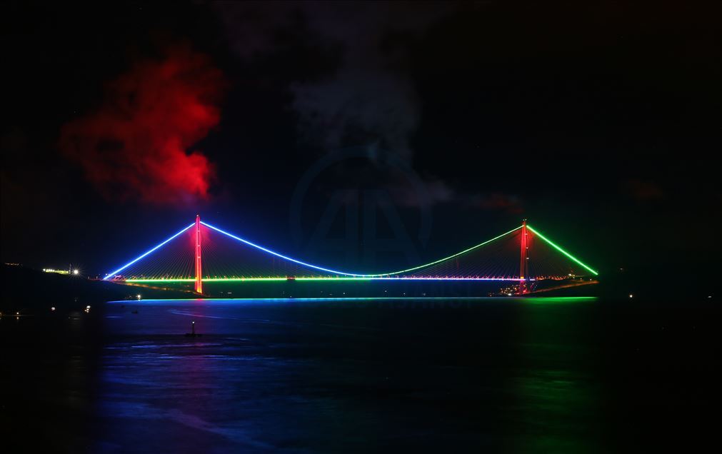 نورپردازی برج گالاتا و پل یاووز سلطان سلیم استانبول به رنگ پرچم آذربایجان