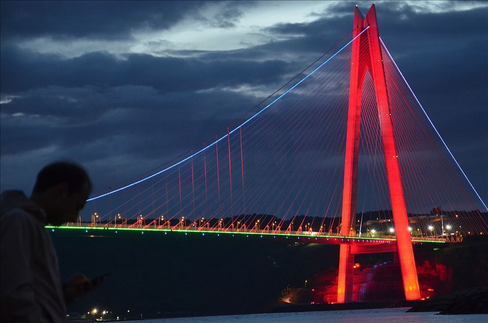 نورپردازی پل‌های معلق استانبول به رنگ پرچم آذربایجان