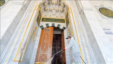 Başkentte dezenfekte edilen camilerde tek kullanımlık seccade ve maske dağıtılacak