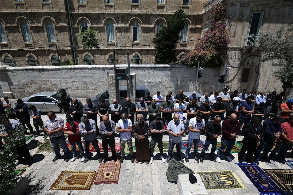 Palestinci džuma-namaz klanjali ispred ulaza džamije al-Aksa