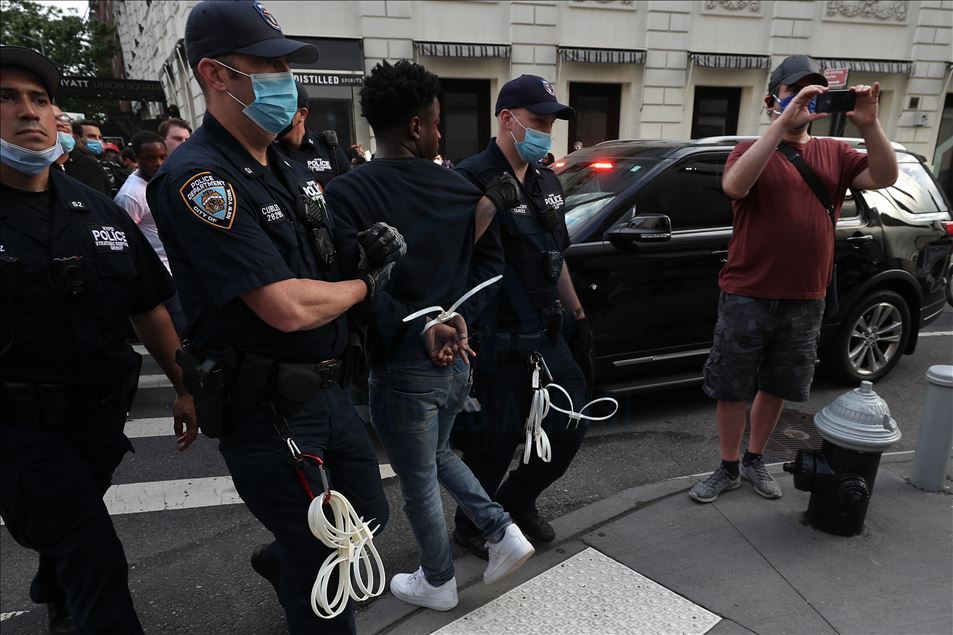 ABD'deki siyahi George Floyd'un ölümü New York'ta protesto edildi