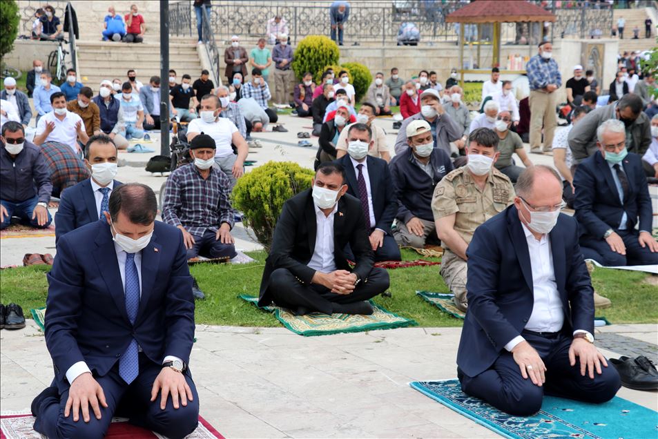 В мечетях Турции впервые за 2,5 месяца совершена пятничная молитва 