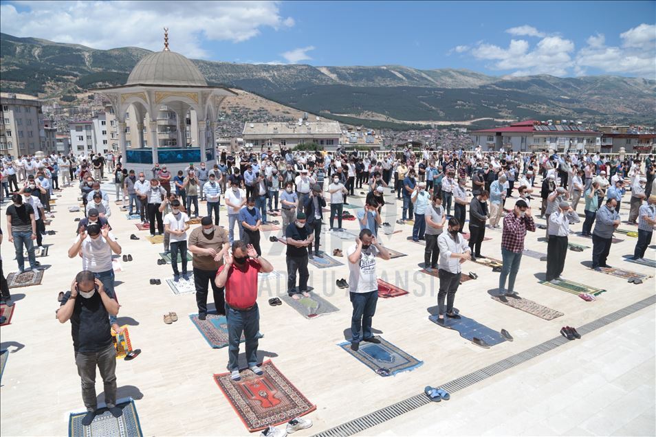 Mass prayers in mosques resume as Turkey began easing COVID-19 measures 