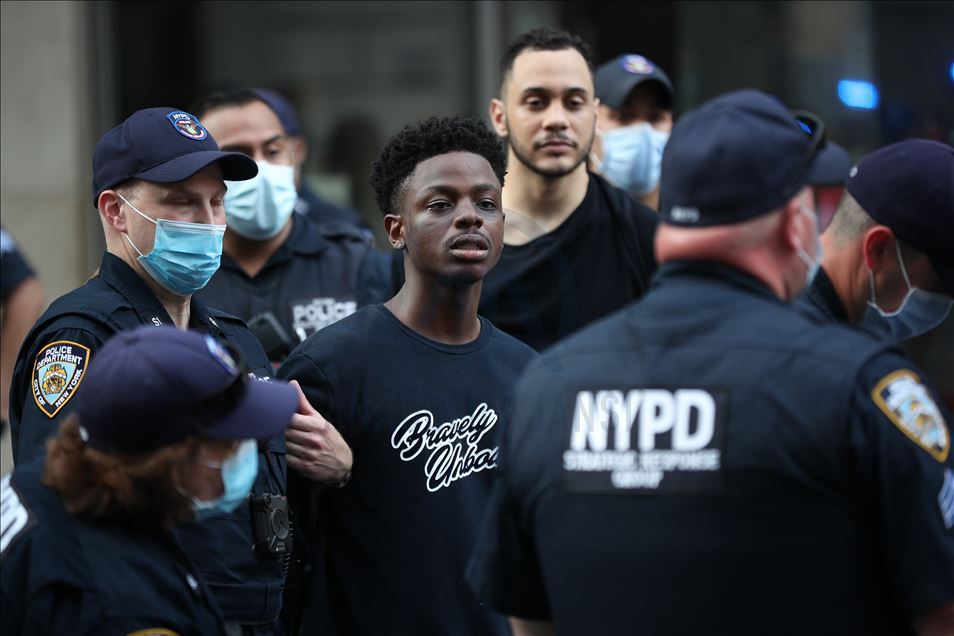ABD'deki siyahi George Floyd'un ölümü New York'ta protesto edildi