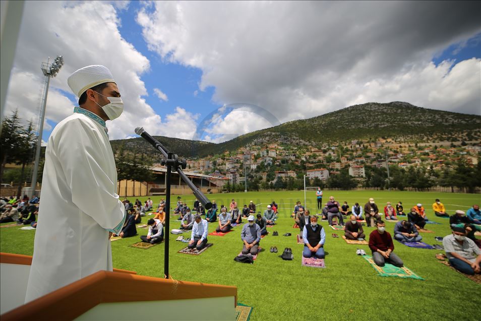 Vatandaşlar cami avluları, pazaryerleri ve statta cuma namazı kıldı