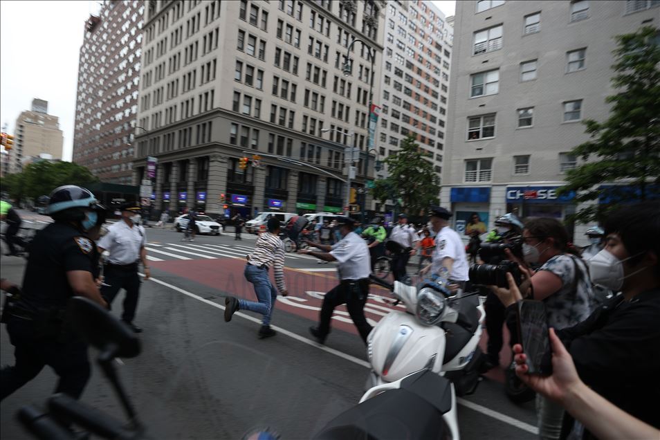 ABD'deki siyahi George Floyd'un ölümü New York'ta protesto edildi