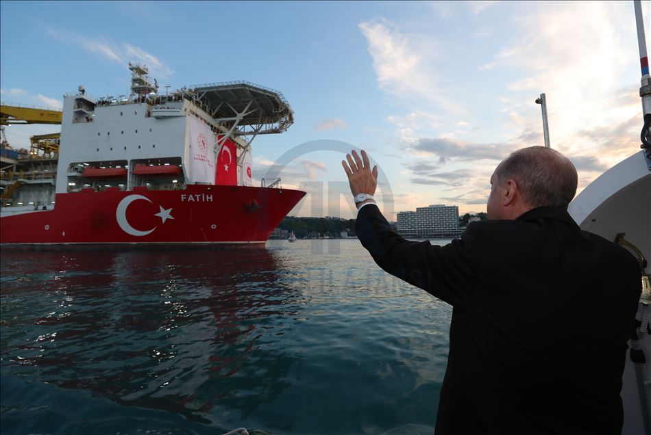 أردوغان يشارك بمراسم انطلاق سفينة "فاتح" للتنقيب بالبحر الأسود