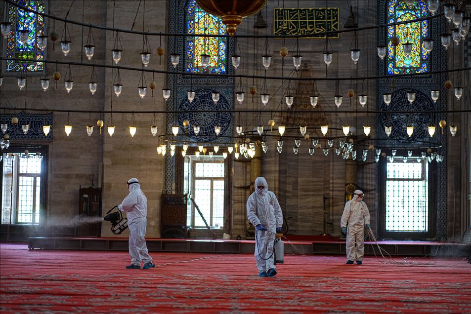 İstanbul'da cuma namazıyla ibadete açılacak camiler dezenfekte ediliyor

