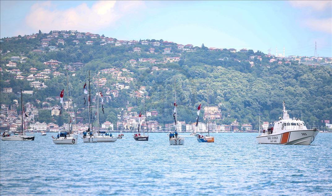 Cumhurbaşkanı Erdoğan, fetih kutlamaları dolayısıyla Boğaz'dan geçen tekneleri selamladı