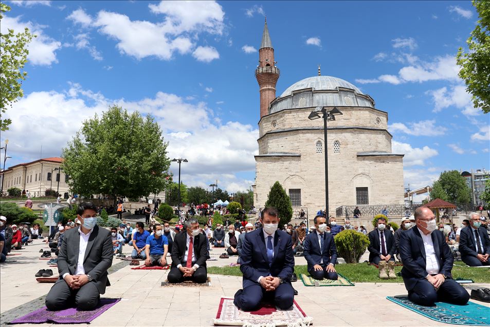В мечетях Турции впервые за 2,5 месяца совершена пятничная молитва 