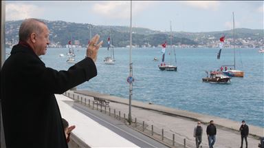 Cumhurbaşkanı Erdoğan, fetih kutlamaları dolayısıyla Boğaz'dan geçen tekneleri selamladı