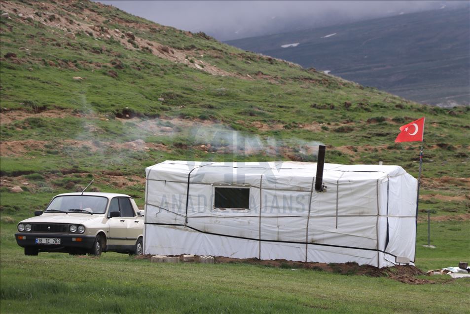 Erciyes'te kurdukları çadırlarla Kovid-19 sürecini atlatmaya çalışıyorlar


