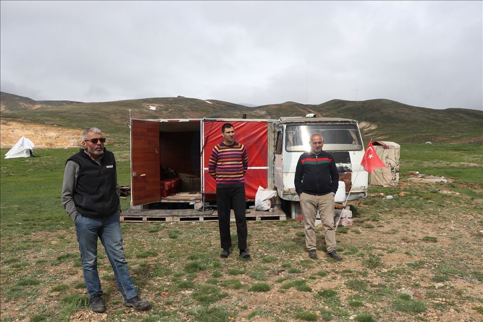 Erciyes'te kurdukları çadırlarla Kovid-19 sürecini atlatmaya çalışıyorlar

