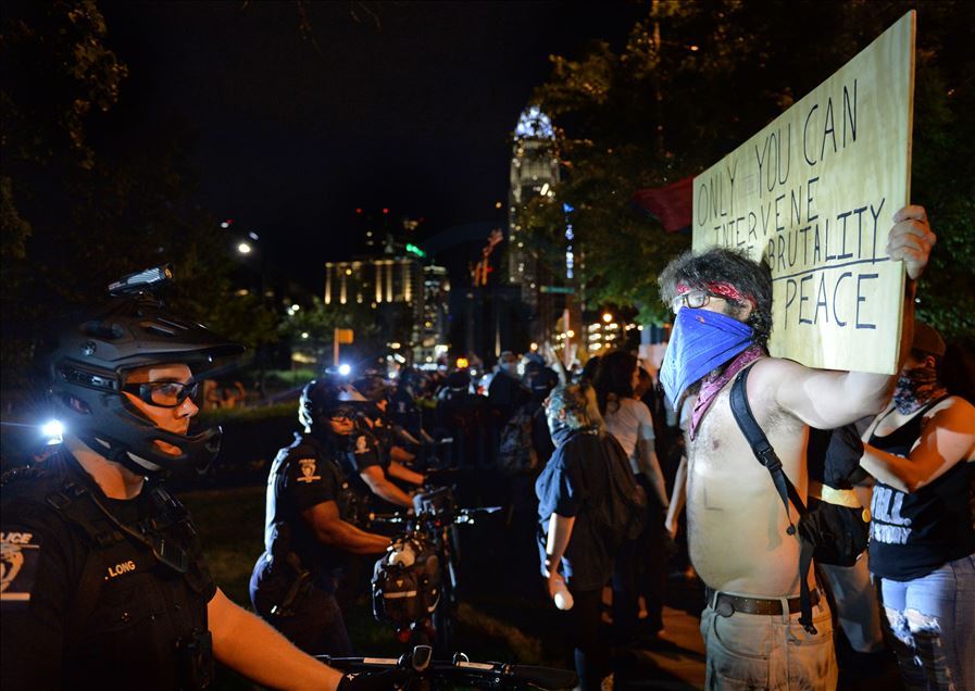 Minneapolis'te bir siyahinin öldürülmesiyle başlayan protestolar ülke genelinde kaosa dönüştü