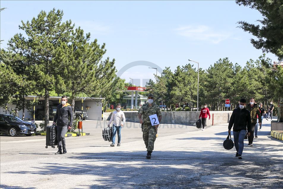 Kovid-19 nedeniyle terhisleri ertelenen askerler ailelerine kavuşmak için yola çıktı