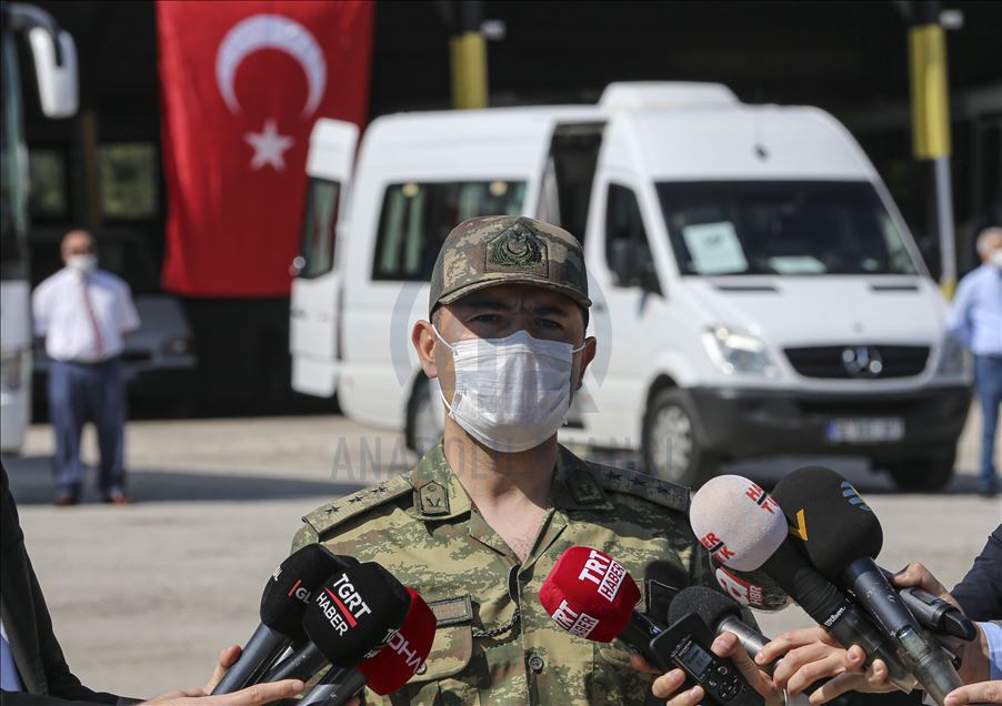 Kovid-19 nedeniyle terhisleri ertelenen askerler ailelerine kavuşmak için yola çıktı