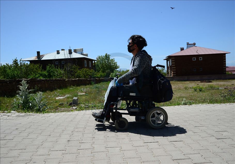 Engelli genç akülü aracıyla her gün sokakları dolaşarak "can dostlarını" besliyor
