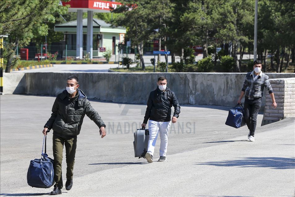 Kovid-19 nedeniyle terhisleri ertelenen askerler ailelerine kavuşmak için yola çıktı