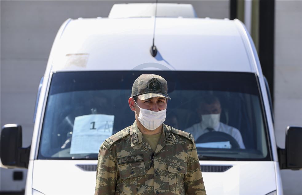 Kovid-19 nedeniyle terhisleri ertelenen askerler ailelerine kavuşmak için yola çıktı